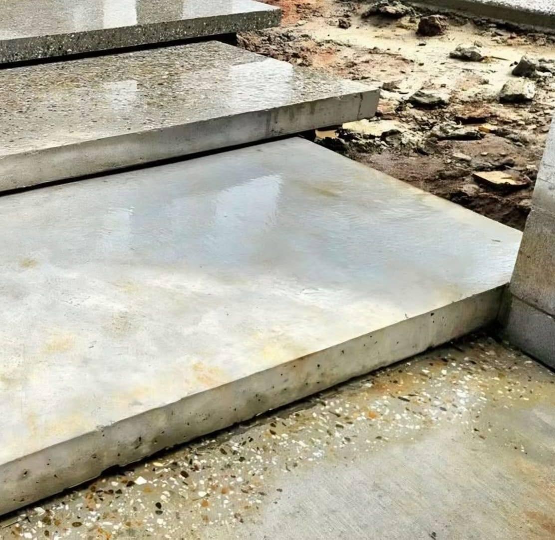 Floating steps to the front entry